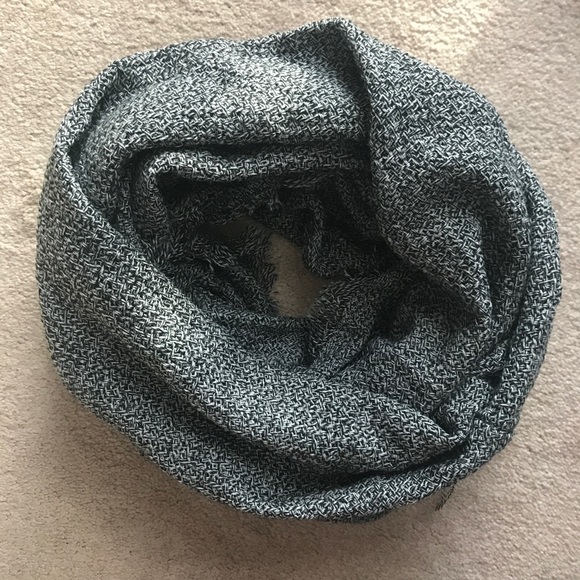 Old Navy Accessories - FLASH SALE! Black and White Infinity Scarf